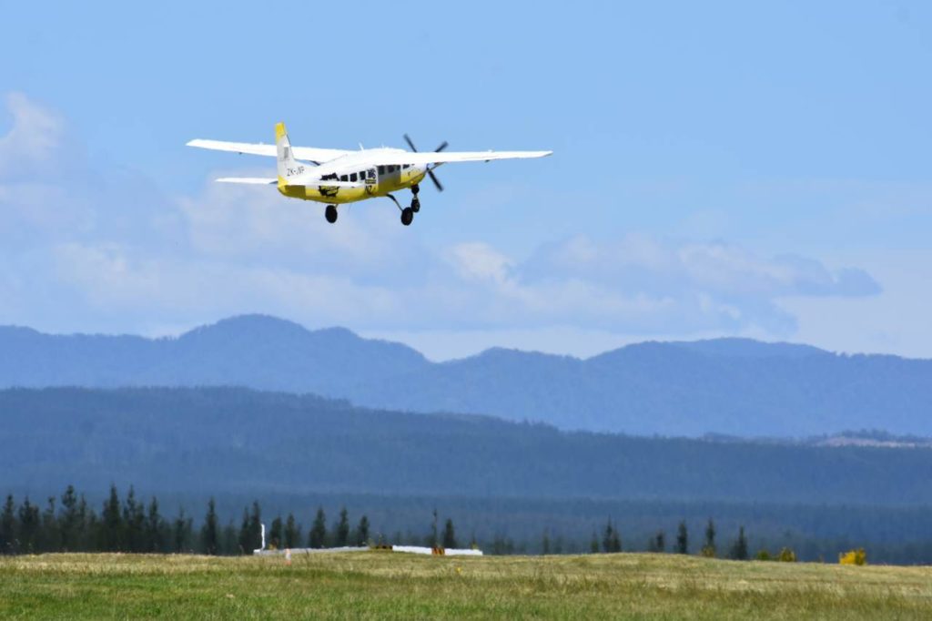 Flugzeug der Fallschirmspringer am Lake Taupo