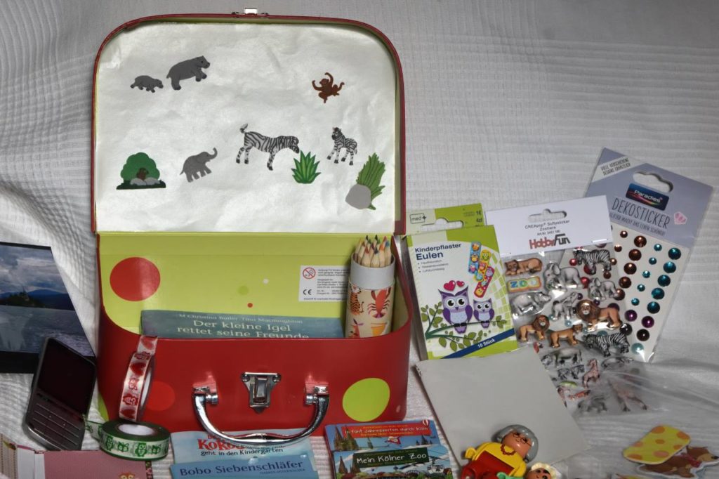 Spielkoffer Innenseite mit Trägerpapier für Sticker