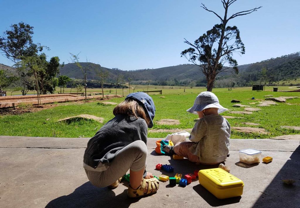 Kinder spielen im Botlierskop Game Reserve