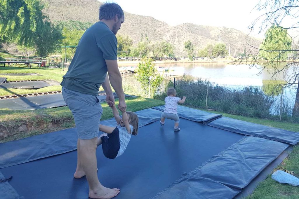 Spielen auf einem Trampolin im Wilgewandel bei Oudtshoorn